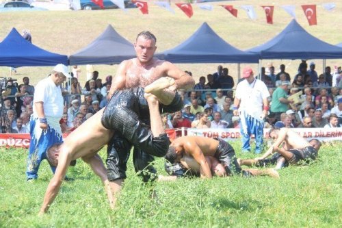 Yıllar Sonra Yağlı Güreşte Bir İlk Yaşandı
