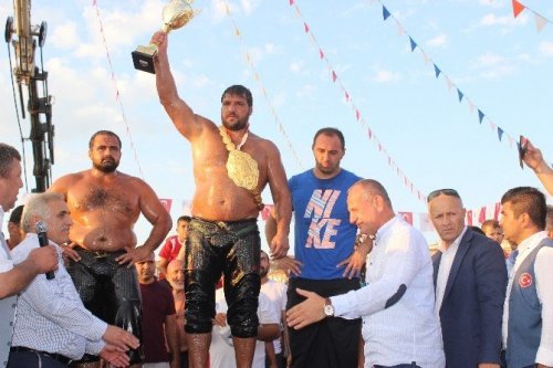 Yıllar Sonra Yağlı Güreşte Bir İlk Yaşandı