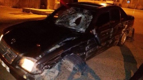 Yol Kenarında Yürüyen Genç Kıza Araba Çarptı