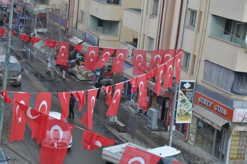 'Zeytin Dalı'na Bayraklı Destek